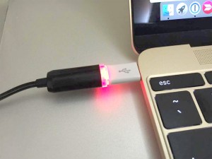 MacBookの充電にも使えます。※光るMicroUSBケーブルを使用して撮影。このUSB Type-C コネクタは光りません